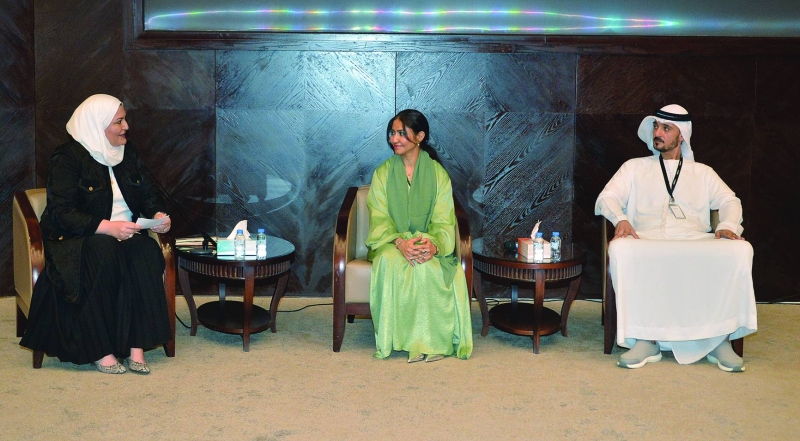 أمل آل علي خلال كلمتها بمنصة الجلسة	      (تصوير سعود سالم) 