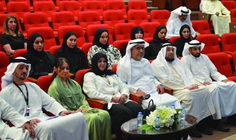 السفير الإماراتي متوسطاً المشاركين في الجلسة النقاشية