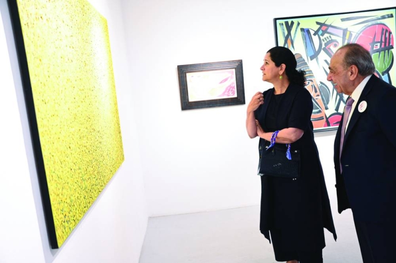 


انتصار سالم العلي أمام إحدى اللوحات 