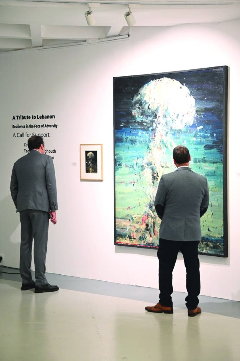 


زائران يتمعّنان في لوحة 