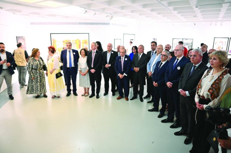 


عدد من حضور المعرض 	 (تصوير نايف العقلة) 