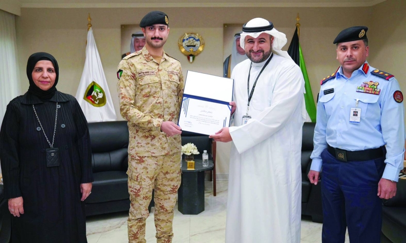 المشعل مكرماً أحد المجندين