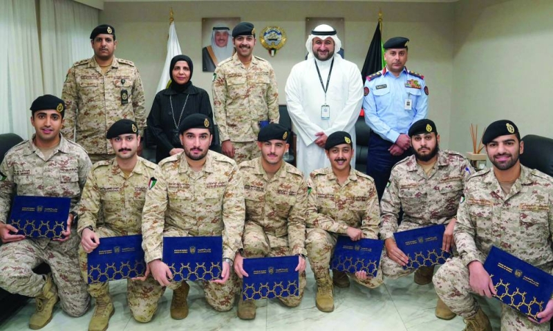 وكيل الدفاع وهنادي الكندري وعبدالله الريش في لقطة جماعية مع المكرمين 