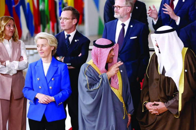 


حديث جانبي بين ممثل الأمير والبديوي 