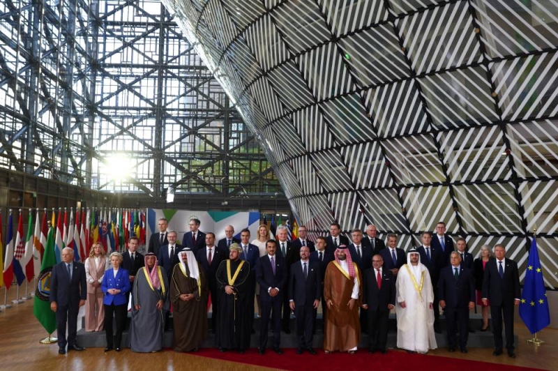 صورة جماعية للمشاركين في القمة الخليجية  الأوروبية الأولى في بروكسل أمس (رويترز)
