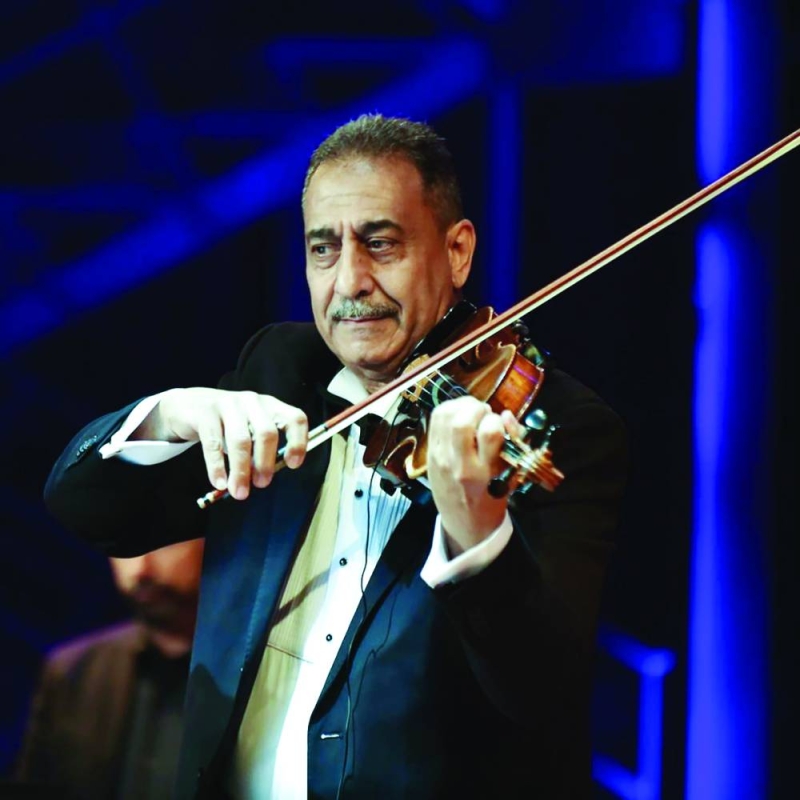 


سامي جمعة يعزف على الكمان 