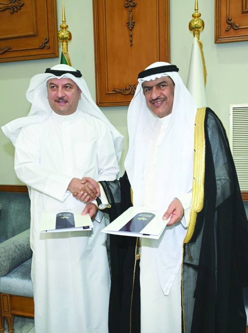 الحبشي ومسؤول جمعية الأسر المتعفّفة عقب توقيع الاتفاقية 