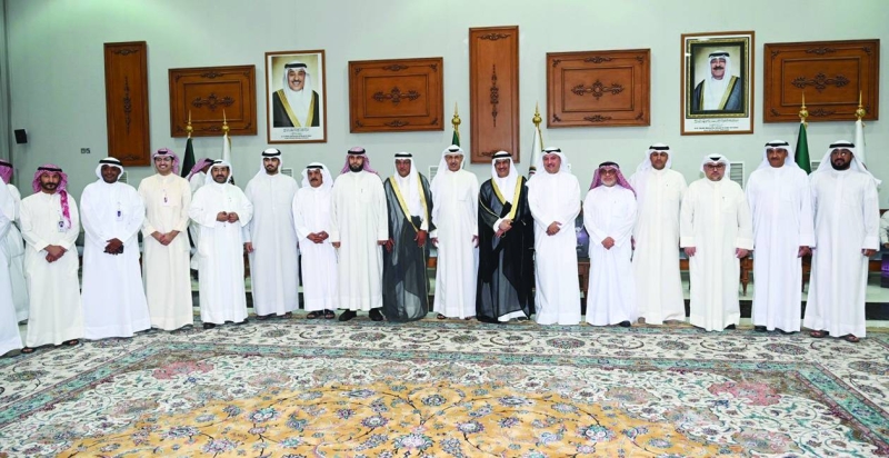 محافظ الجهراء متوسطاً ممثلي الجمعية الكويتية للأسر المتعفّفة وعدداً من الحضور
