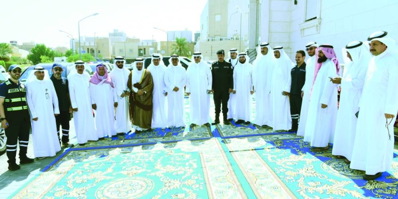 


المحافظ العذبي مع مسؤولين حكوميين وعدد من المواطنين 