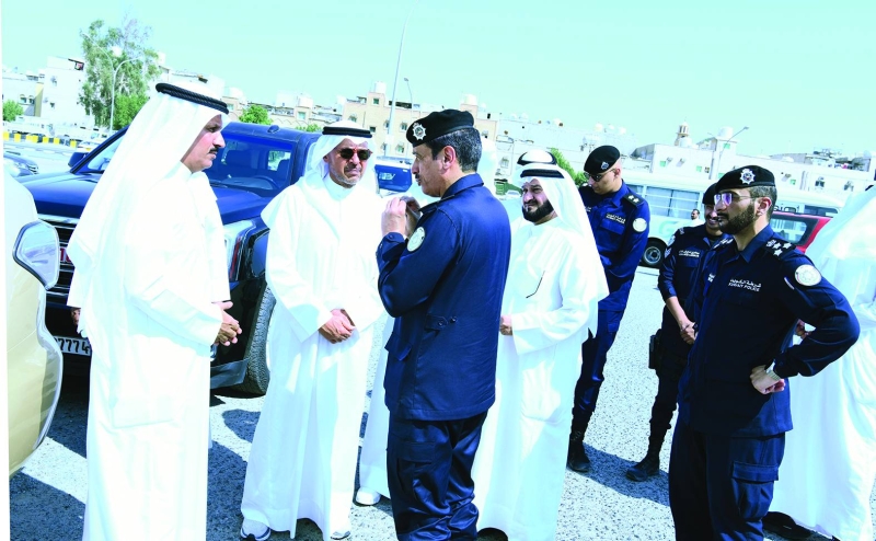 


محافظ الفروانية خلال جولته بالجليب 