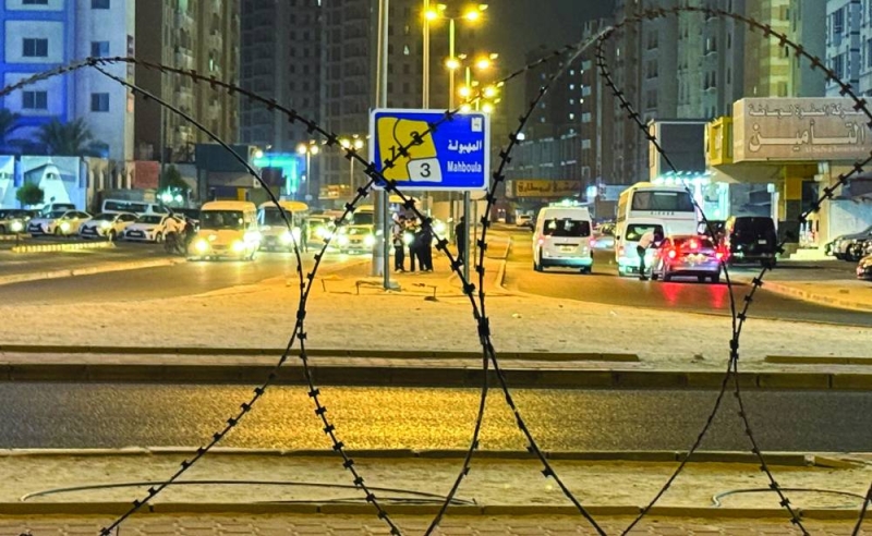  أسلاك شائكة لمنع هروب المخالفين