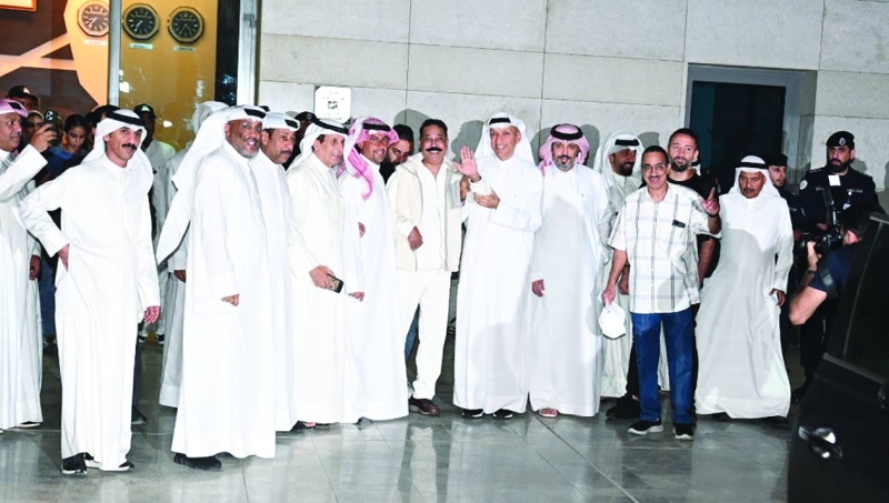 


الرويشد محاطاً بأحبائه 