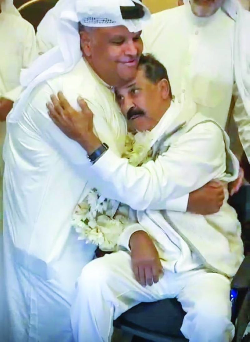 


نبيل شعيل محتضناً رفيق دربه 