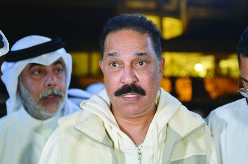 


عينا بوخالد مغرورقتان بالدموع 	(تصوير سعود سالم) 