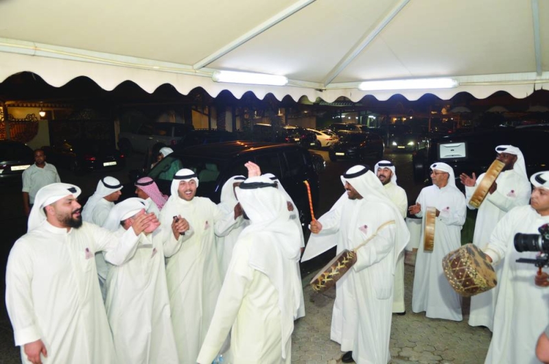 


فرقة الماص الشعبية تحتفي بقدوم الرويشد 