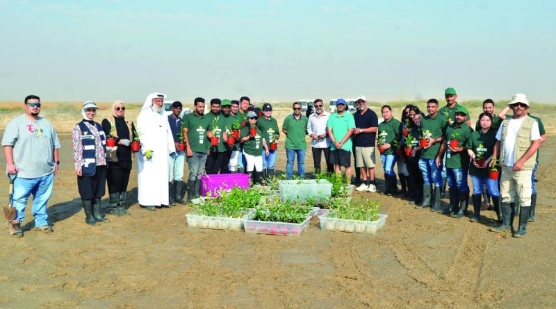 


صورة جماعية للمشاركين في زراعة القرم	 (تصوير: سعود سالم) 