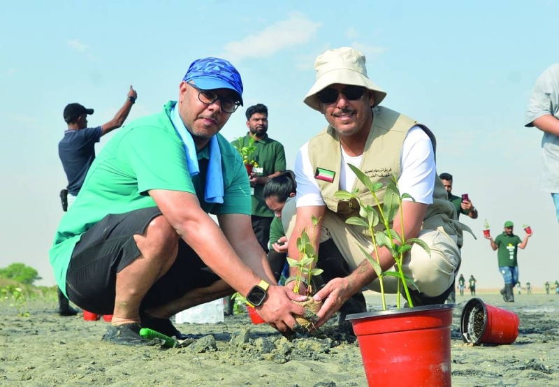 


الزيدان مشاركاً في الزراعة 