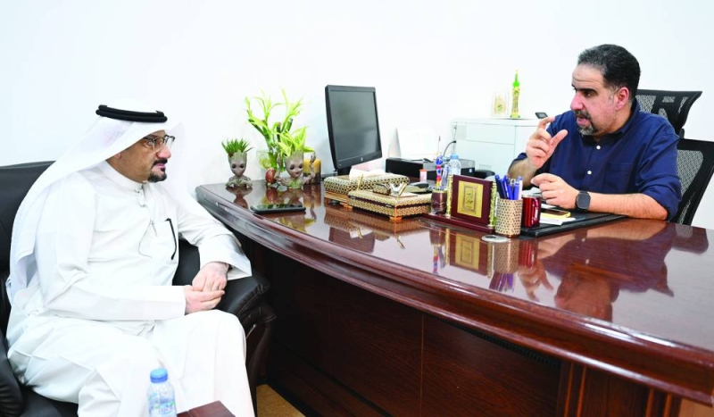 الموسوي يتحدث للزميل ناصر الفرحان