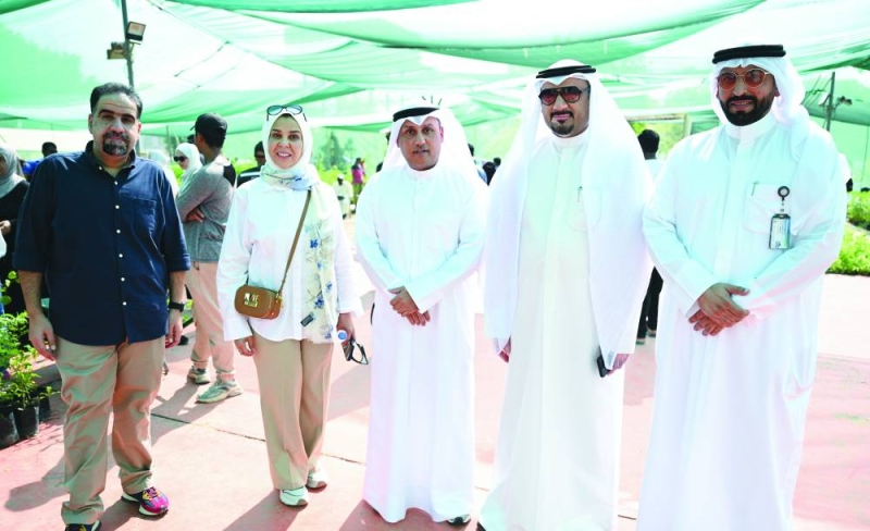 


تقي والموسوي مع الزميل ناصر الفرحان في المشتل 