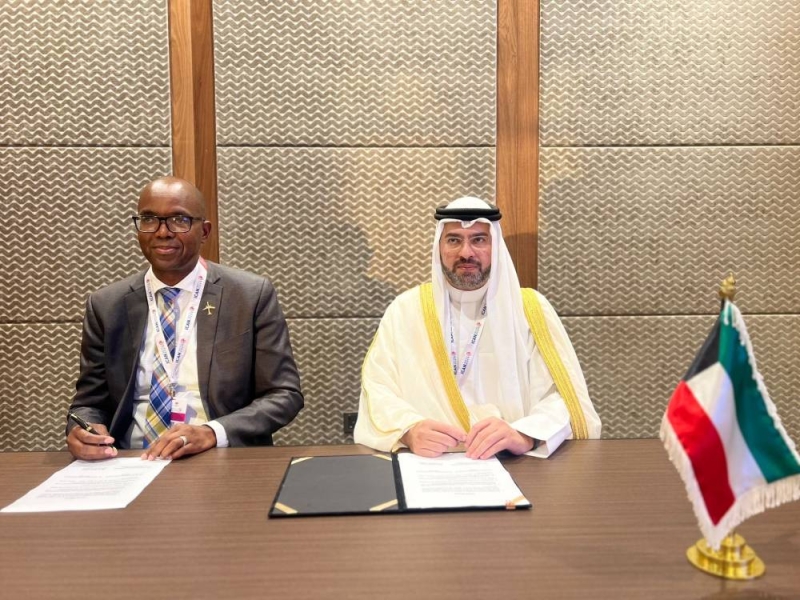 ومع مسؤول الطيران المدني في بوتسوانا