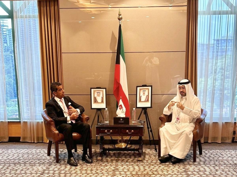رئيس «الطيران المدني» مع سفير الكويت في ماليزيا راشد الصالح