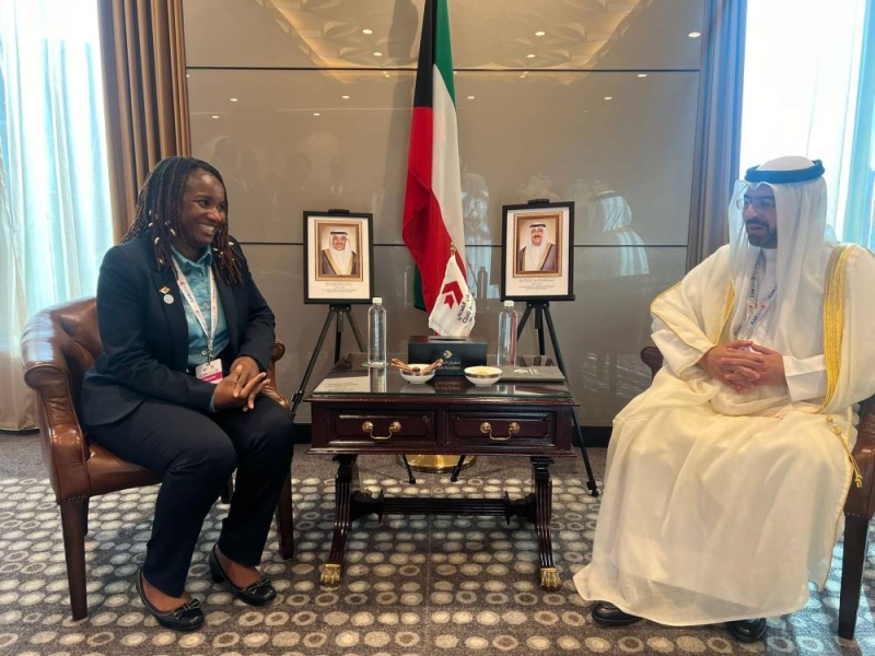 ومع مسؤولة الطيران المدني في زيمبابوي