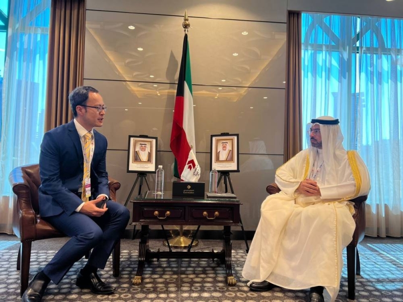 ومع مسؤول الطيران المدني في سنغافورة