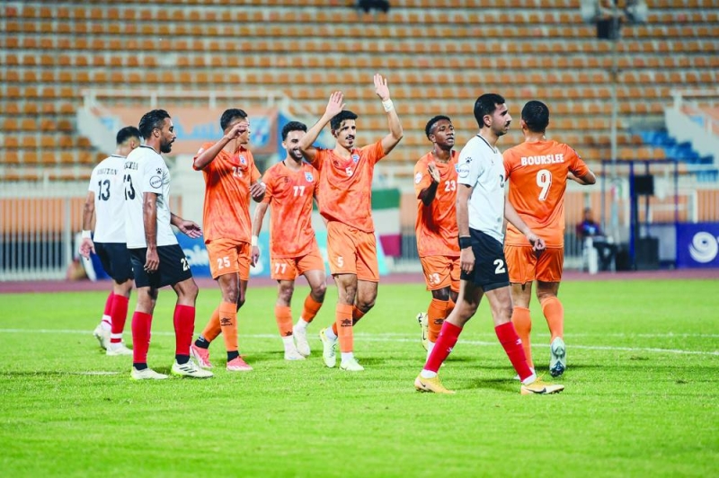 


لاعبو كاظمة يحتفلون بهدف زاباتا في مرمى خيطان 