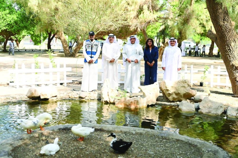 الأصفر يتوسط لجنة البيئة بمدينة الشعب الصحية في الحديقة 