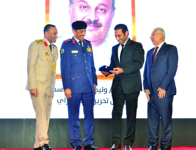 


درع تكريمية للزميل رئيس التحرير وليد الجاسم تسلّمها نيابة عنه الزميل أحمد زكريا	 (تصوير سعود سالم) 