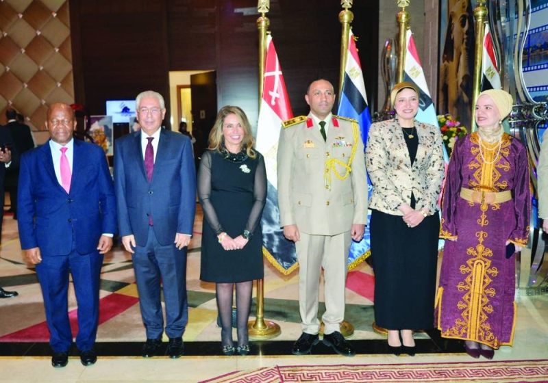 


السفير المصري مستقبلاً المهنئين 