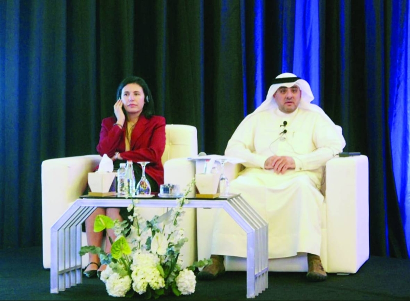 


جاسم الكندري متحدثاً في مؤتمر جمعية المحامين 