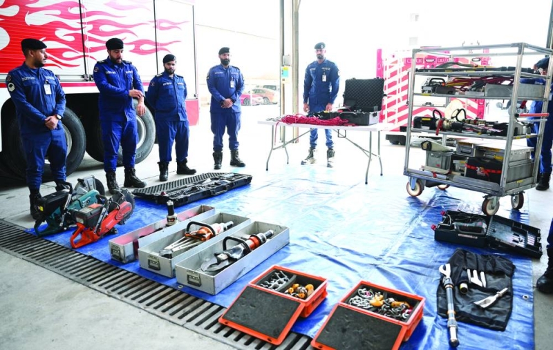 


رجال الفريق أمام المعدات التي تستخدم في البحث والإنقاذ 