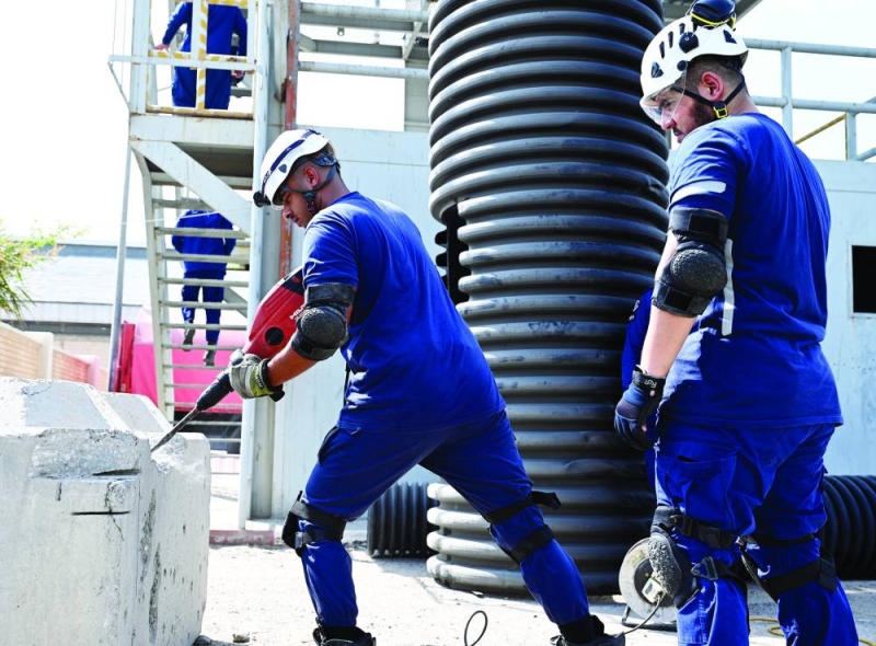 


استخدام المثقب لتكسير الخرسانة 