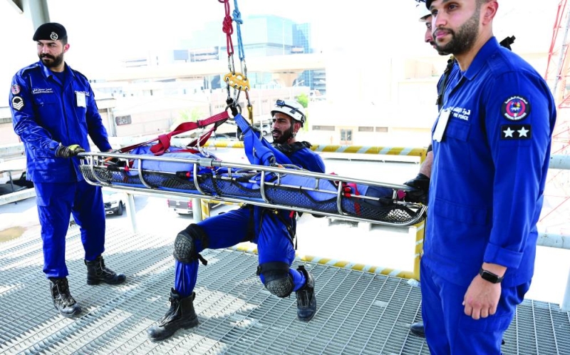 


محاكاة إنقاذ شخص من سطح عمارة 