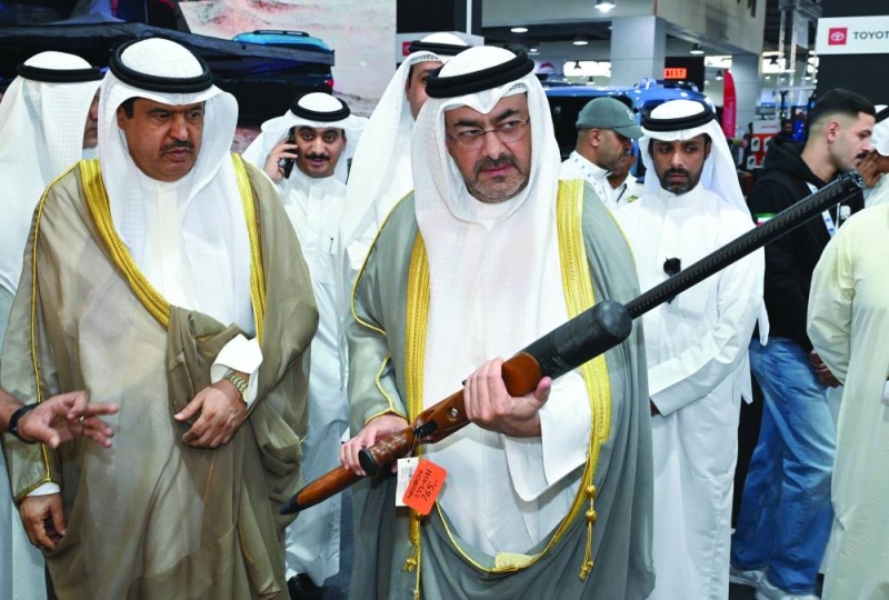 الشيخ عبدالله سالم العلي يُعاين سلاح صيد 