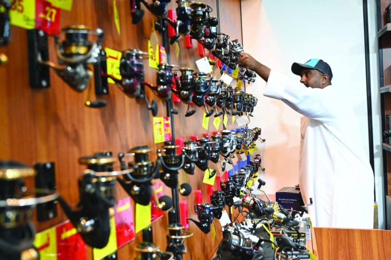 أدوات صيد الأسماك ضمن منتجات المعرض 