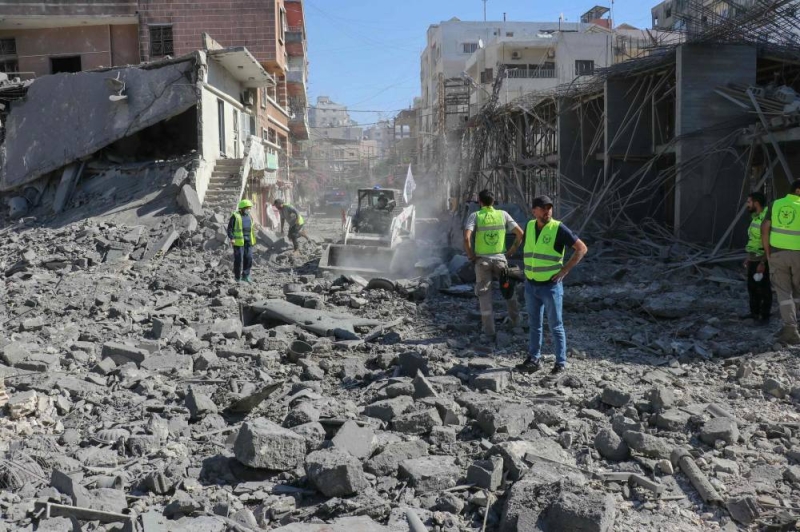 دمار واسع في صور بعد غارات إسرائيلية أمس (أ ف ب)