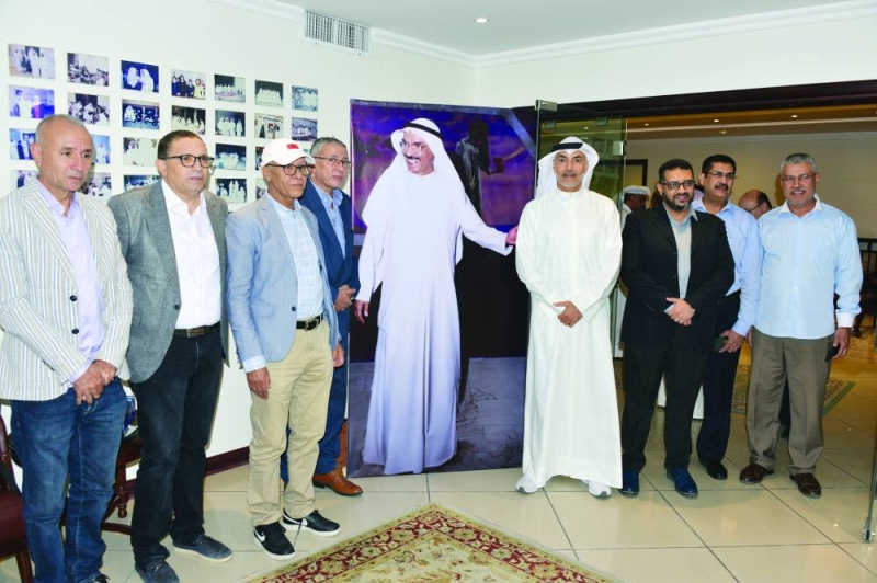 صورة للراحل في مدخل المعرض الذي أقيم على هامش الاحتفالية ويبدو إلى جوارها ابنه فهد