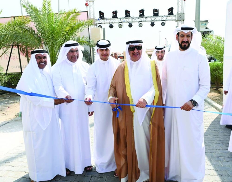 محافظ الجهراء خلال افتتاحه المعرض