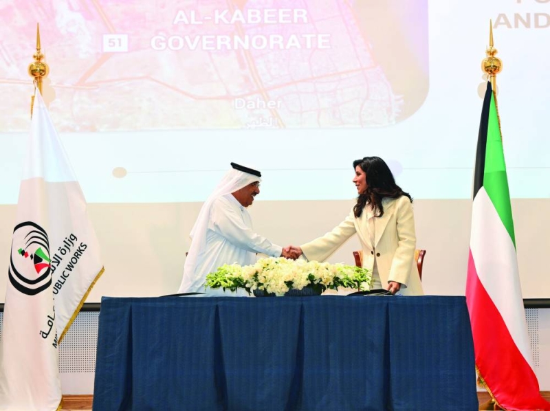 


مصافحة بعد توقيع أحد العقود 