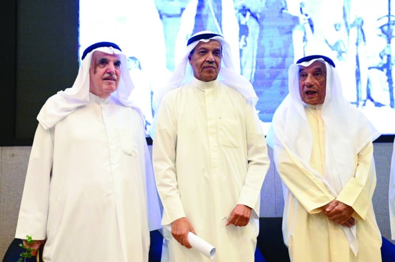 هشام الرزوقي متوسطاً يعقوب الغنيم وبشارة (تصوير نايف العقلة) 