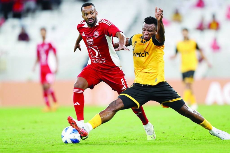 


محترف «الأصفر» جيبولا يبعد الكرة 