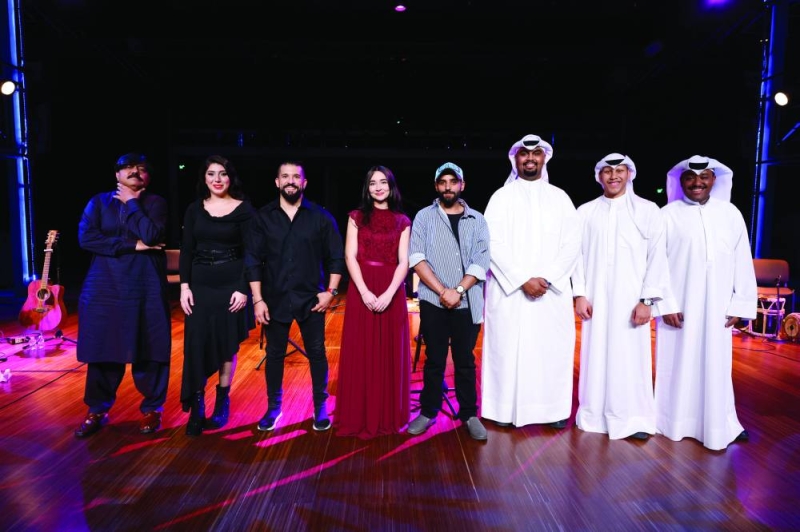 


طلال خالد مع فرقته الموسيقية 