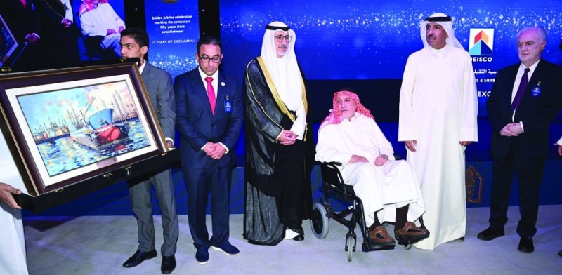 


جانب من الاحتفالية وتكريم الرئيس السابق للشركة موسى معرفي بحضور العجيل والخرافي 	(تصوير نايف العقلة) 