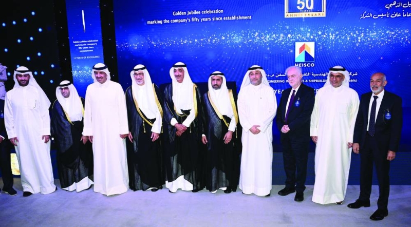 


 بوشهري والمشاري والعجيل والخرافي والعيدان ومبارك العلي وخالد السالم خلال الحفل 