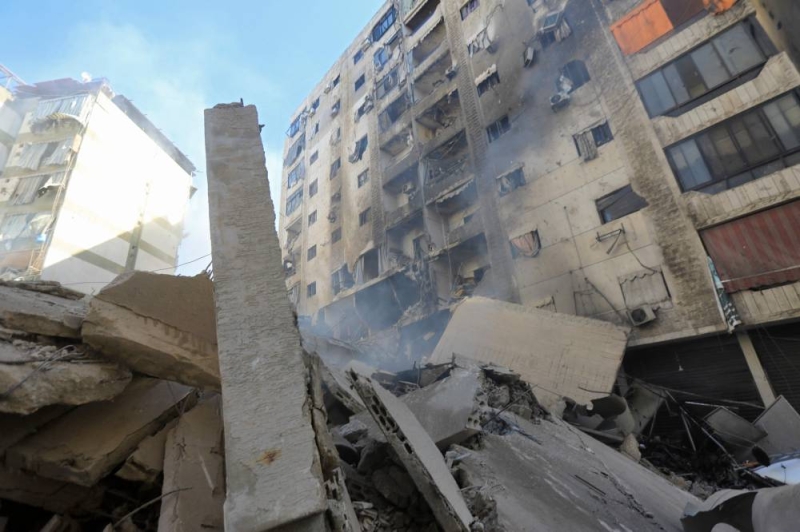 دمار واسع في موقع غارة إسرائيلية استهدفت الضاحية الجنوبية (أ ف ب)