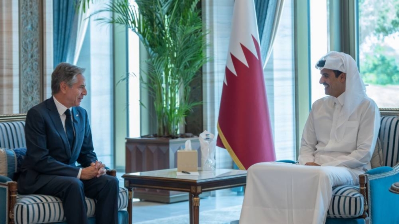 تميم بن حمد مستقبلاً بلينكن في الدوحة أمس (قنا)