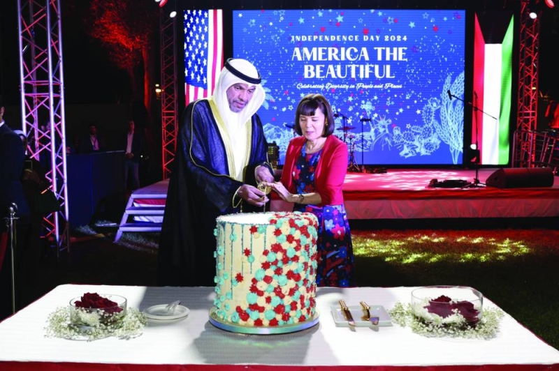 


وزير الخارجية والسفيرة الأميركية يقطعان قالب حلوى الاحتفال 