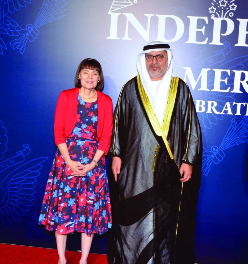 


السفير الإماراتي يقدم التهاني 